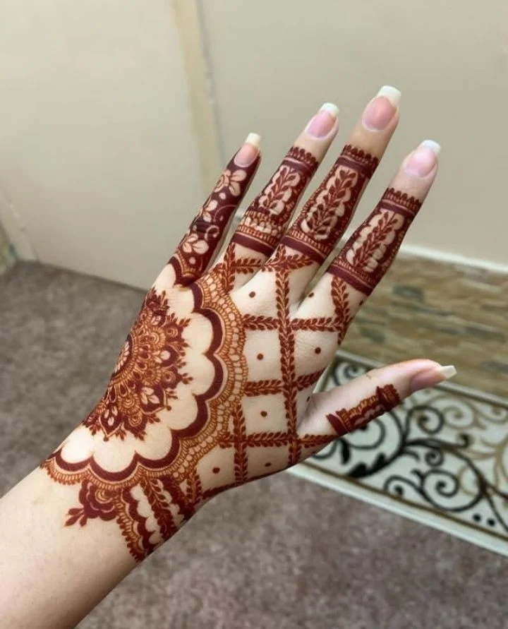back-hand-mehndi-design-arabic-simple-and-beautiful