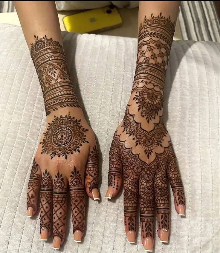 back-hand-mehndi-design-circle-simple-