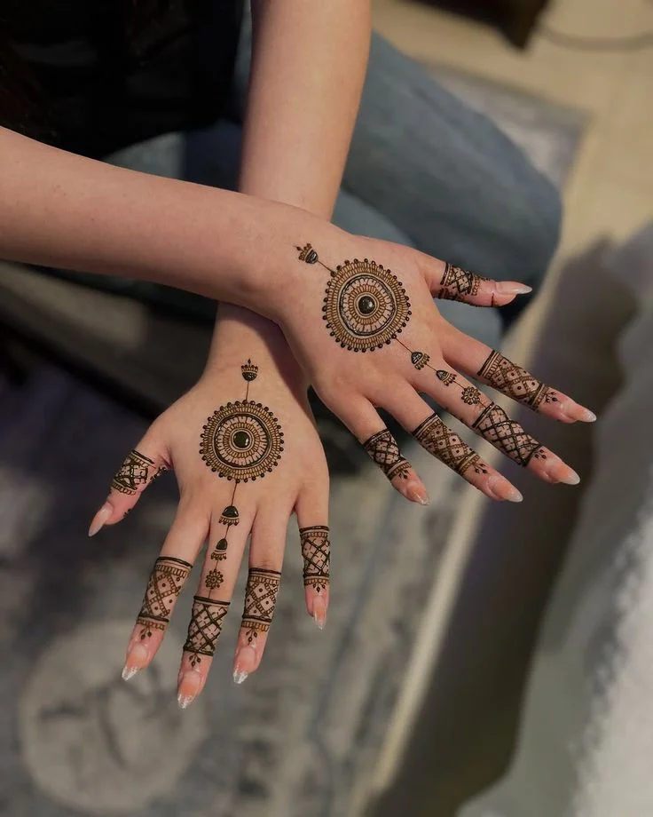 chand-simple-mehndi-design-stylish-front-hand-