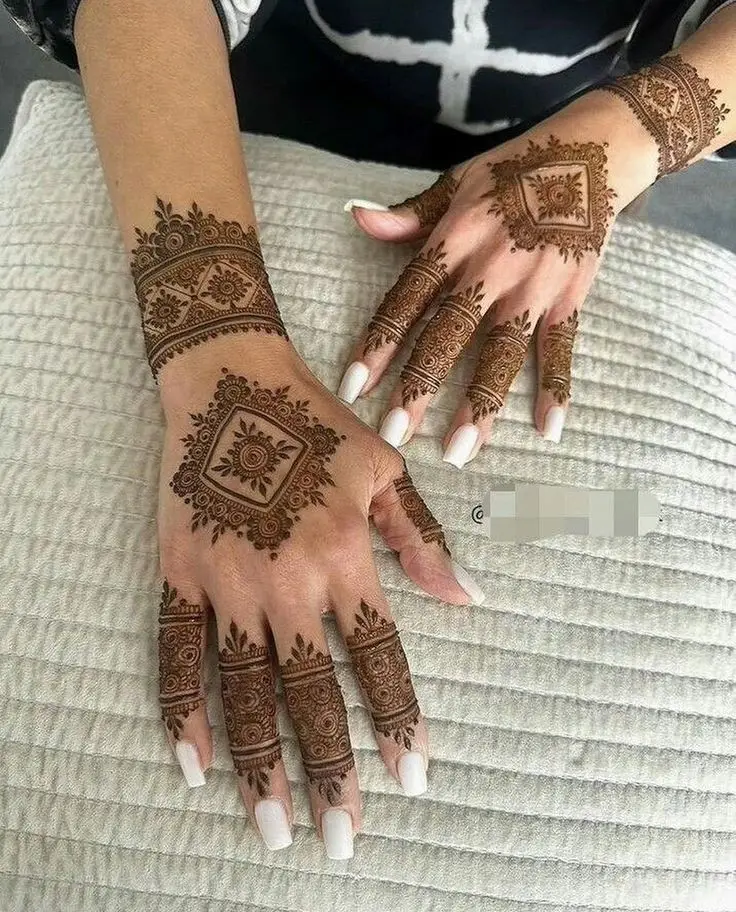 child-back-hand-mehndi-d