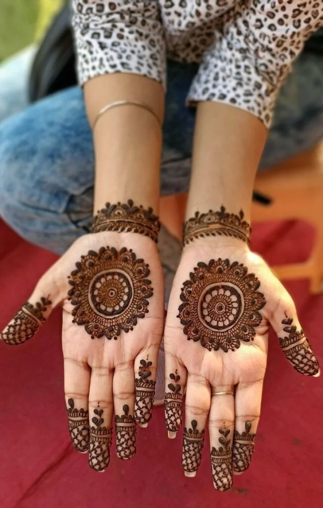 cute-mehndi-designs-for-kids-front-hand-652x1024 (1)