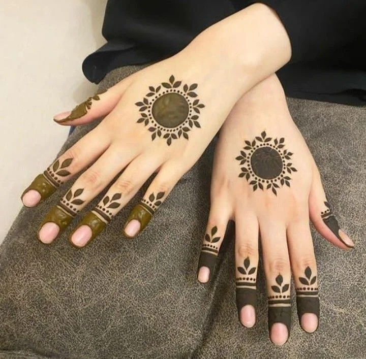 easy-mehndi-design-for-kids-front-hand-1