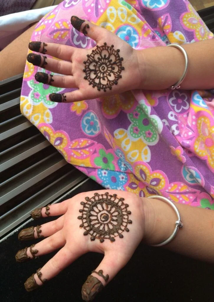 mehndi-designs-for-kids-front-hand-simple-and-beautiful-2-725x1024