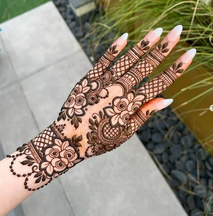 simple-and-beautiful-simple-mehndi-design-photo-back-hand-