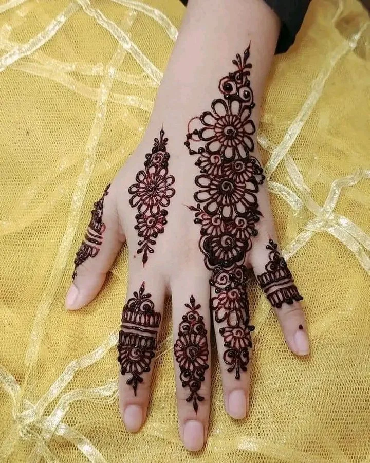 simple-and-beautiful-simple-mehndi-design-photo-back-hand (