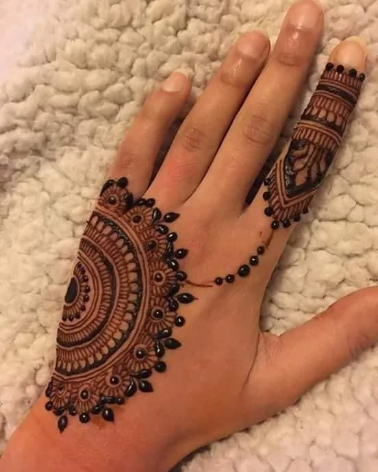 simple-mehndi-designs-for-kids-front-hand (1)