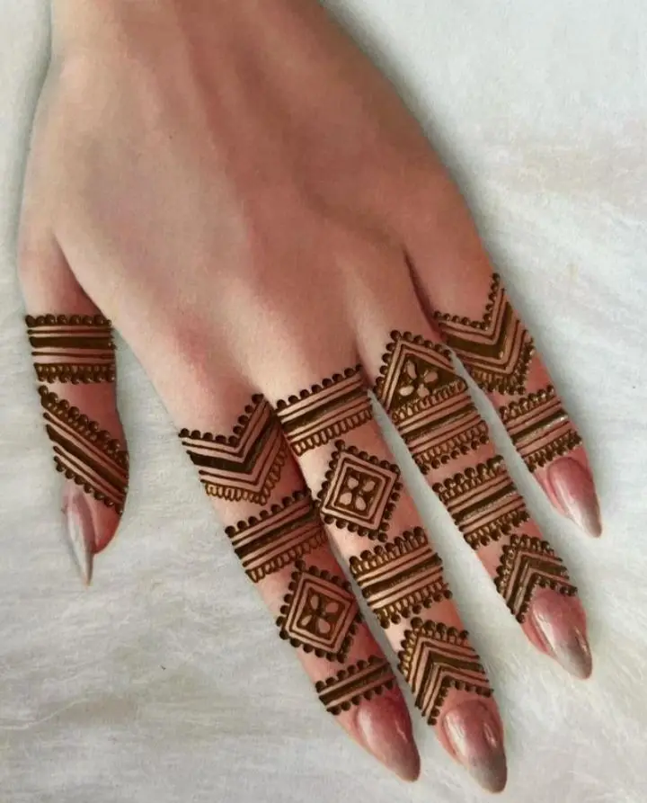 stylish-back-hand-mehndi-design-dulhan-1