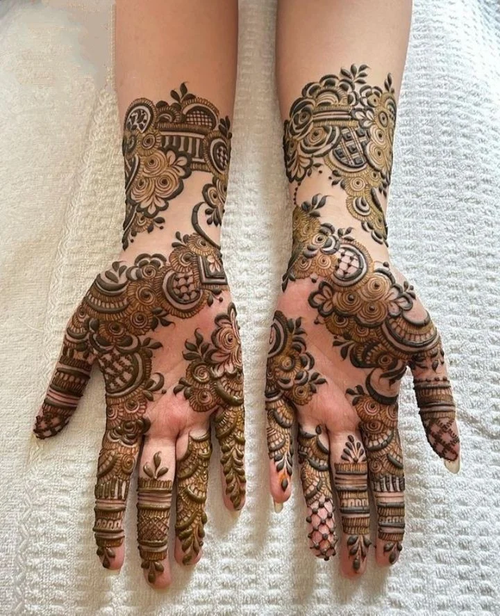 trending-simple-mehndi-de